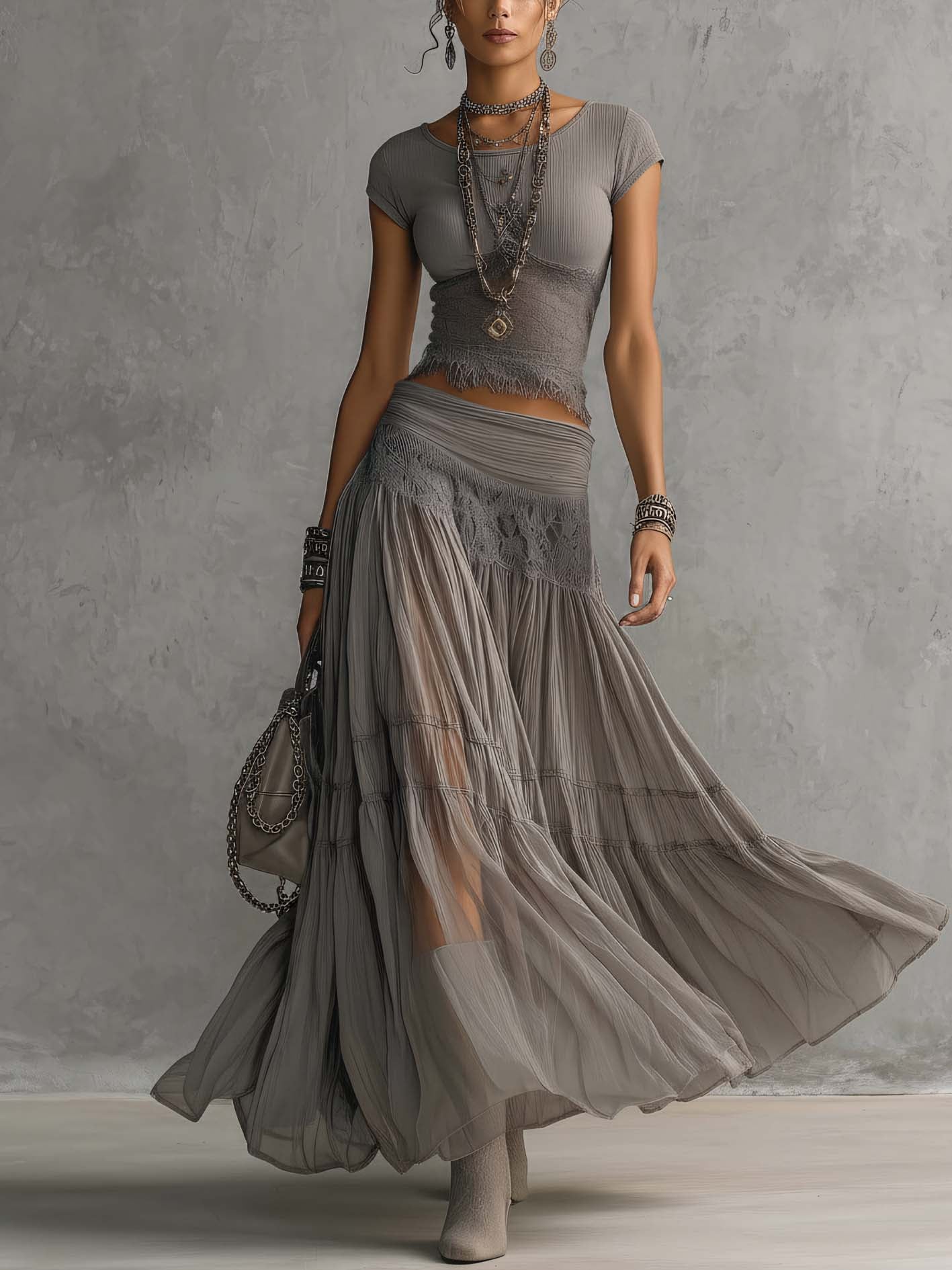 Conjunto Elena: Top con paneles de encaje y Falda Maxi Plisada
